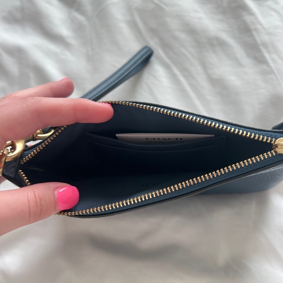 COPY - NWOT COACH Small Wristlet in Polished Pebbled Leather - Picture 5 of 7